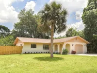 Venice Palm Villa - Minutes to the Beach - Screened Patio- Fenced yard! Hotels in Venice Gardens