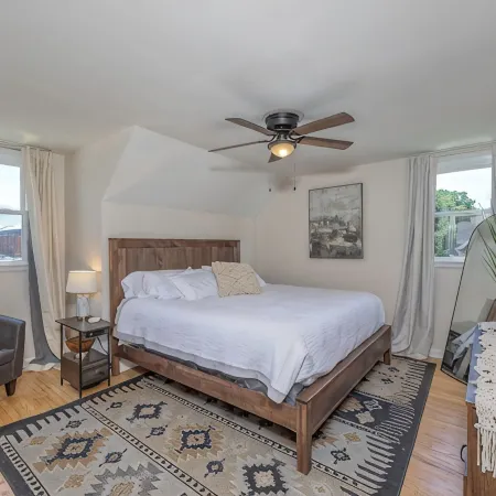 King Bed - Full Kitchen! 1.5 Blocks to Ims and Only 5 Miles to Downtown!