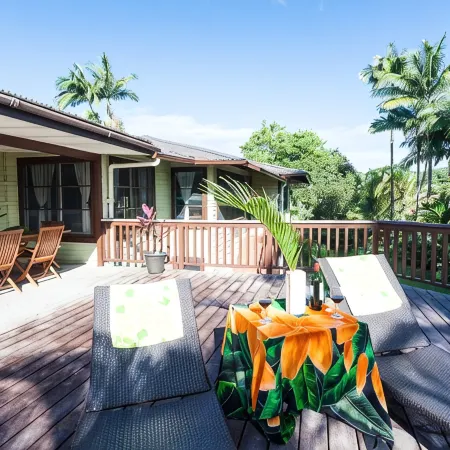 Traditional Hawai'i home near Hilo town - solar powered!