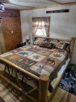 Relaxing rustic cabin on the lake 25 feet from the shore. - Chalets