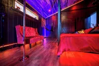 New Sexy Red Room - Outdoor Movie - Spa - Sauna - Balkoner