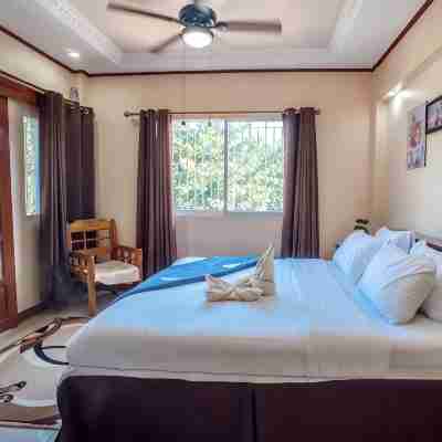 Spacious 5-bedroom Panglao Home with FREE transfers, Infinity Pool, WiFi, & A/C Rooms
