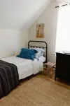 Remodeled cottage with great outdoor space, close to everything - pet friendly! - Wifi