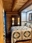 Waterfall View Cabin at White Buffalo Lodge;Family-friendly with lake access - Chalets