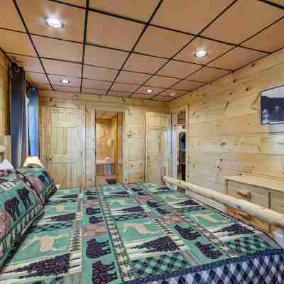 Close to the Main Parkway!! - Sleeps 10 in fabulous Pigeon Forge Rooms