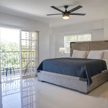 Come to enjoy this fully renovaded 3-bedroom apartment full of amenities.