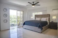 Come to enjoy this fully renovaded 3-bedroom apartment full of amenities.