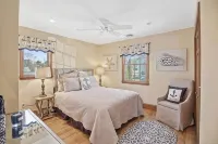 Waterfront Home with Spacious Deck and 4 Bedrooms - badewanne