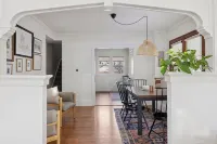 Urban Retreat- Entire House. King beds. Central location. - Gym