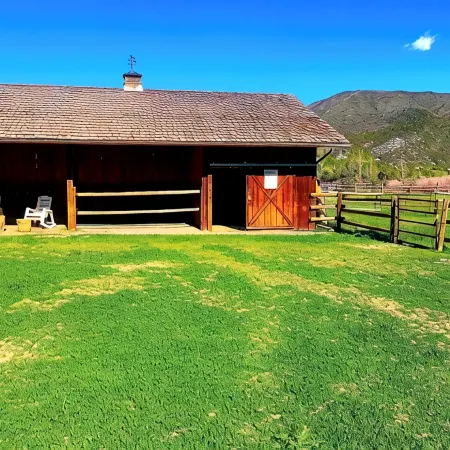 Gorgeous Pet-friendly Boutique Ranch ! Next to skiing, fishing, rafting