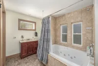 Peaceful Creek View Cottage~Walk to Town & at~Pet Friendly~Relax on the Porch - balcony