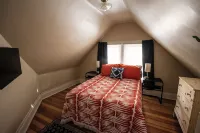 Spacious 5-bedroom house with Wi-Fi and washer/dryer in convenient South Omaha - บังกะโล