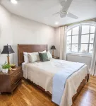 HUGE Penthouse Suite- 3 BR & 2 Bath w/Elevator. Walk to UK-Downtown-Rupp - 4-Star
