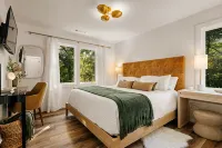 Luxury Cabin- Hot Tub, Mtn Views from Every Window, Mins to Clayton