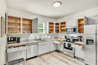 Greer Charm: Pet-Friendly 2BR with Fire Pit