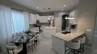 Spacious Luxury Retreat in the Heart of Glendale with All Amenities - Boutique
