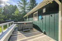 Creekside bungalow with a hot tub, walking distance to downtown Nashville - 4-Star