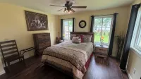Rusty’s Getaway is a rustic/modern handicap accessible, family friendly space. -  Privatzimmer