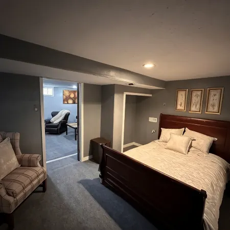 Lrg family hm 5min drive to two hospitals, cancer center,colleges & METRA Arena