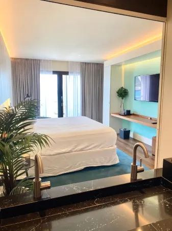 Holland House Beach Hotel