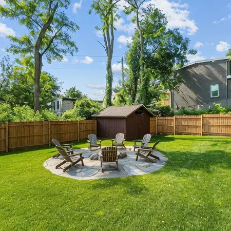 Cozy cottage w/hot tub, game room & backyard. Close to West Point and Bethel.