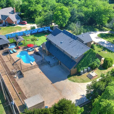 Pool, Hot Tub, Amazing Turf, Games Galore Luxury Villa in OKC