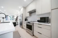 4BR King West Walk to Downtown Sleeps 9 - Villa