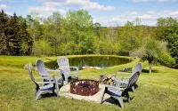 20 Acre Swimming Pond, Kayaks, Catskills Family Getaway with Hot Tub, Game Room - Chalets