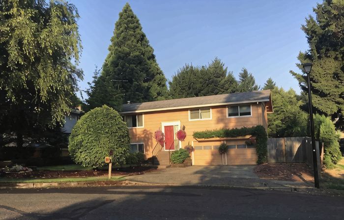 Extended Stay • Walk to Restaurants Cafés & Food Carts  • Patio Large Yard • Pet