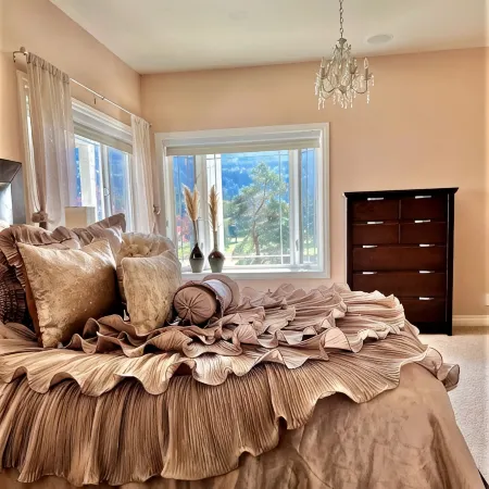 Movie Theater! Hot Tub! Private Rental 3 Bedrooms and 2 Bathrooms.