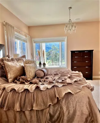 Movie Theater! Hot Tub! Private Rental 3 Bedrooms and 2 Bathrooms. - Homestays