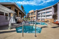La Quinta Inn & Suites by Wyndham Pomona - Pools