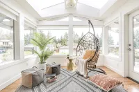 Zen 7-BR Paradise w/ Lake Views and Grape Garden - 방갈로