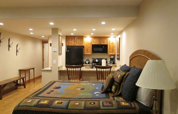 Cozy studio on Copper Moutain only 100 yards to the Super Bee.  Pet Friendly!