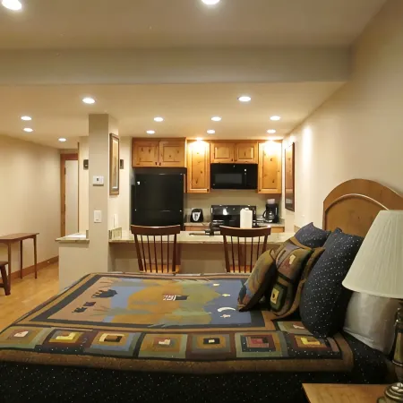 Cozy studio on Copper Moutain only 100 yards to the Super Bee.  Pet Friendly!
