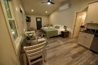 Valley Overlook - Cozy Cabin near Blossom Music Center, 1BR - Peninsula, Ohio