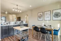 Modern Home Near Rose District: KING Bed, Hot Tub - 3-Sterne