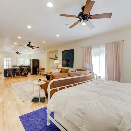 Private Apartment with pool, 5 min to downtown