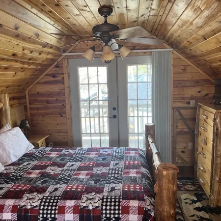 Boo Boo's Cabin - Charming Lake Front Cabin located 5 miles to Helen, GA!