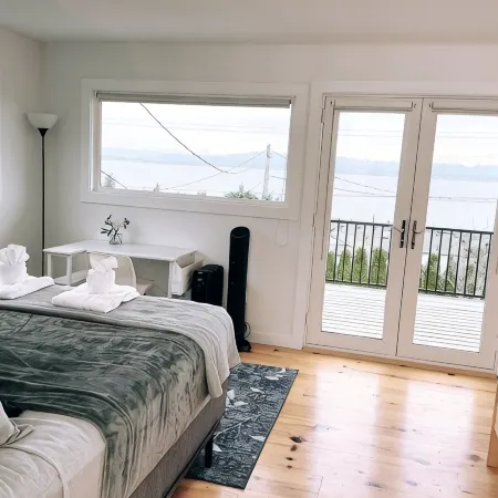 Sunrise Camano View Retreat: HotTub, Grill, Games, Pet & Family-Friendly!