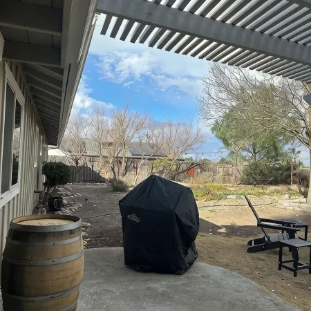 Boots & Barrels Ranch-2 master bedrooms,2 add'l bedrooms,3 baths, views, firepit