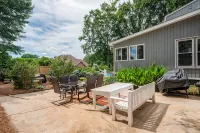 "Lakeshore Landing"- Next to Lake Norman, Pool, Game Room, Pickleball, Putt Putt -  Ferienhäuser