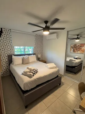 Modern 3Br Retreat with Private Pool & Waterfall - Swimmingpools