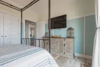 Coastal Gratitude.....STUNNING Gulf front home - ติดทะเล