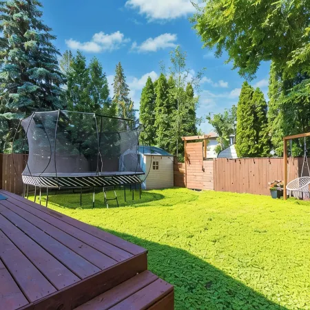Gather in Saskatoon - Hot Tub 85" TV, Deck, Bbq, Trampoline, Games Room, 5Bdrm