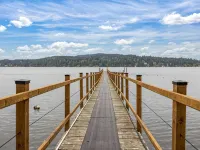 Beach Front Retreat :Private Beach and Dock Access, Hot Tub, BBQ &Free Kayaks! Hotels in Sooke