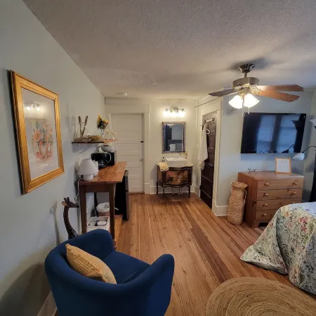 Jude's cozy & convenient downtown studio Apt.