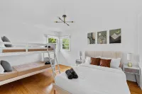 Group Getaway Retreat: Hot tub, Game Room, Cinema & Firepit - Bungalows