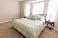 Family-Friendly Retreat: 3BR Home with Game Room & Spacious Backyard Oasis - บังกะโล