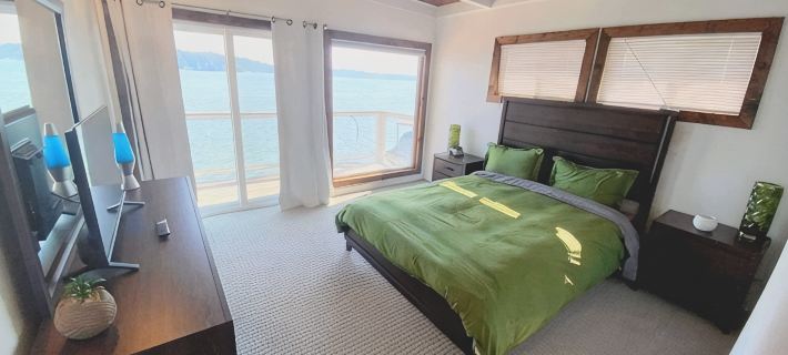 Waterfront beach house 3 minute walk to town. Hotels in Mason County